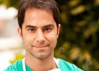 De volta ao Brasil, médico detido no Egito chora e diz que foi infantil e infeliz