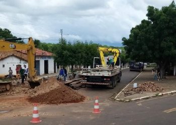 MURICI DOS PORTELAS: Agespisa realiza serviços no sistema de esgoto na cidade