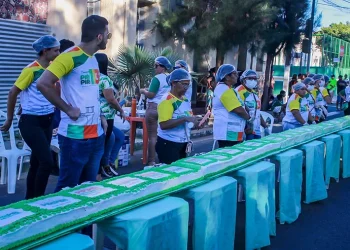 Jôve Oliveira comanda a festa de aniversário de Piripiri com direito a desfile e bolo gigante