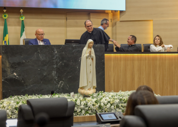 Emoção, pedidos de união e paz marcam passagem da imagem peregrina pela Alepi