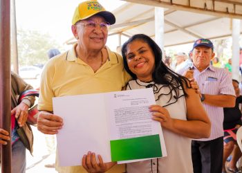 Prefeito entrega títulos de posse a moradores dos Povoado Camboas II e III nesta sexta-feira (5)