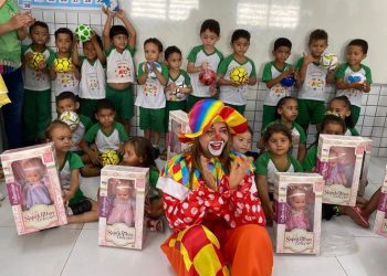 ESPERANTINA: Ivanária Sampaio continua entrega de presentes nas escolas do município