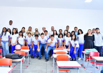 Prefeitura de Floriano entrega da reestruturação da Escola Municipal Dona Aleluia