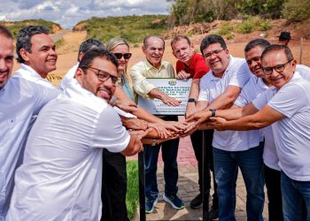 Governador inaugura praça e anuncia novas obras em Brejo do Piauí