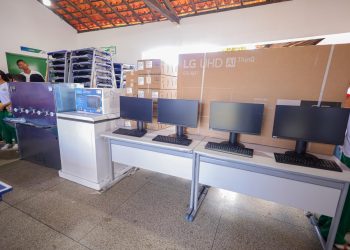 Caravana Acelera Seduc: Rafael Fonteles e Washington Bandeira entregam equipamentos e anunciam reformas em escolas no norte do estado