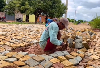 Prefeitura de Altos avança com obras de calçamento nos bairros da cidade