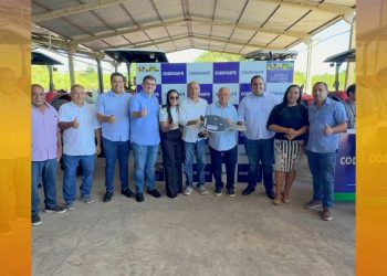 Na Codevasf Joãozinho Manú recebe trator e carro pipa junto ao deputado Georgiano Neto