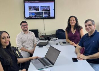 Metade das crianças e adolescentes poderá ter sobrepeso ou obesidade até 2040 (Foto: Ascom FMS)  Em relação à alimentação, a nutricionista da FMS, Juliana Eulálio, destaca que para a prevenção da obesidade é fundamental o incentivo ao aleitamento materno e uma introdução adequada da alimentação complementar após os seis meses de idade. “ A família tem papel importante na consolidação dos hábitos de vida saudáveis como: consumo de uma alimentação rica em proteínas de alto valor biológico, cereais integrais, frutas, legumes e verduras, evitando os alimentos ultraprocessados, além de reforçar a prática de exercícios físicos e evitar uso excessivo de telas”.  Para estimular a prática de exercícios físicos, a FMS mantém em Teresina seis Academias da Saúde, abertas à comunidade e supervisionadas por profissionais de educação física. Esses espaços contribuem para a promoção de hábitos saudáveis e também para o enfrentamento da obesidade. As unidades estão distribuídas nas zonas da cidade: Sul (UBS Monte Castelo e UBS Angelim), Norte (UBS Monte Verde), Sudeste (UBS Alto da Ressurreição) e Leste (UBS Planalto Uruguai e UBS Santa Isabel), além da UBS Ininga que conta com o Cantinho da Saúde.